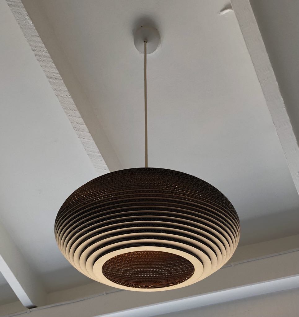 サービスエリアのライト。段ボール製だが、なかなかオシャレ